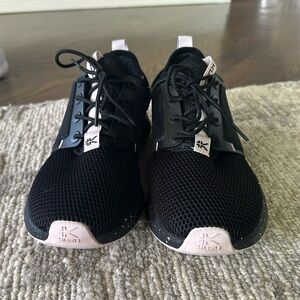 Size 8 Kuru black athletic shoe